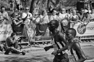 非洲锦标赛中，南非队奋勇拼搏，冲击历史第一高光，南非洲杯小组赛